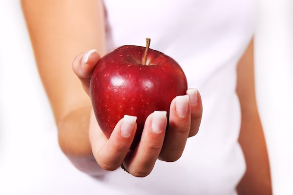 Roter Apfel in der Hand für Ernährungsberatung Wien