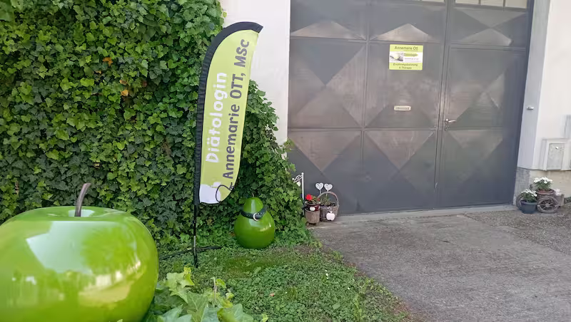 Aussenansicht des Eingangs der Praxis Pillichsdorf